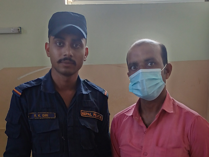 घुमुवा प्रहरी हुँ भन्दै लुटपाट गर्ने एक जना पक्राउ 